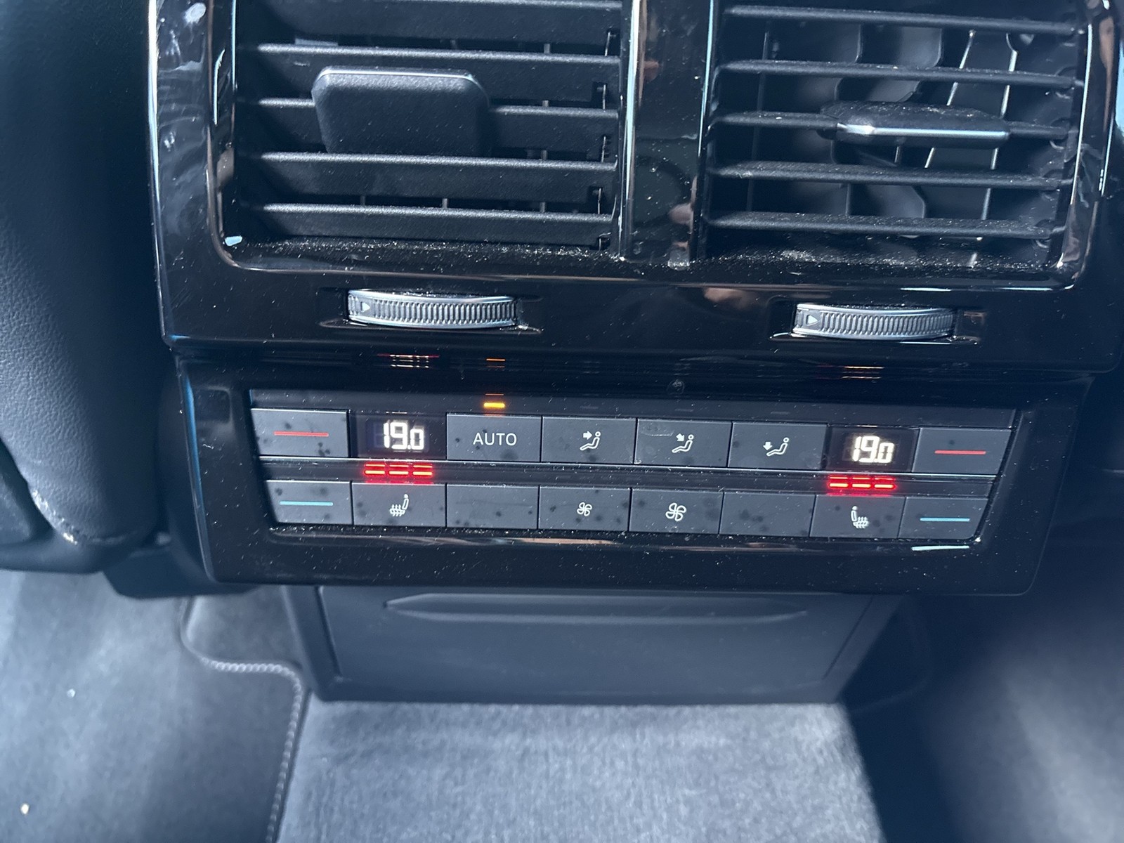 Volkswagen Touareg V6 R-LINE NEUES MODELL AHK CAM HEAD-UP