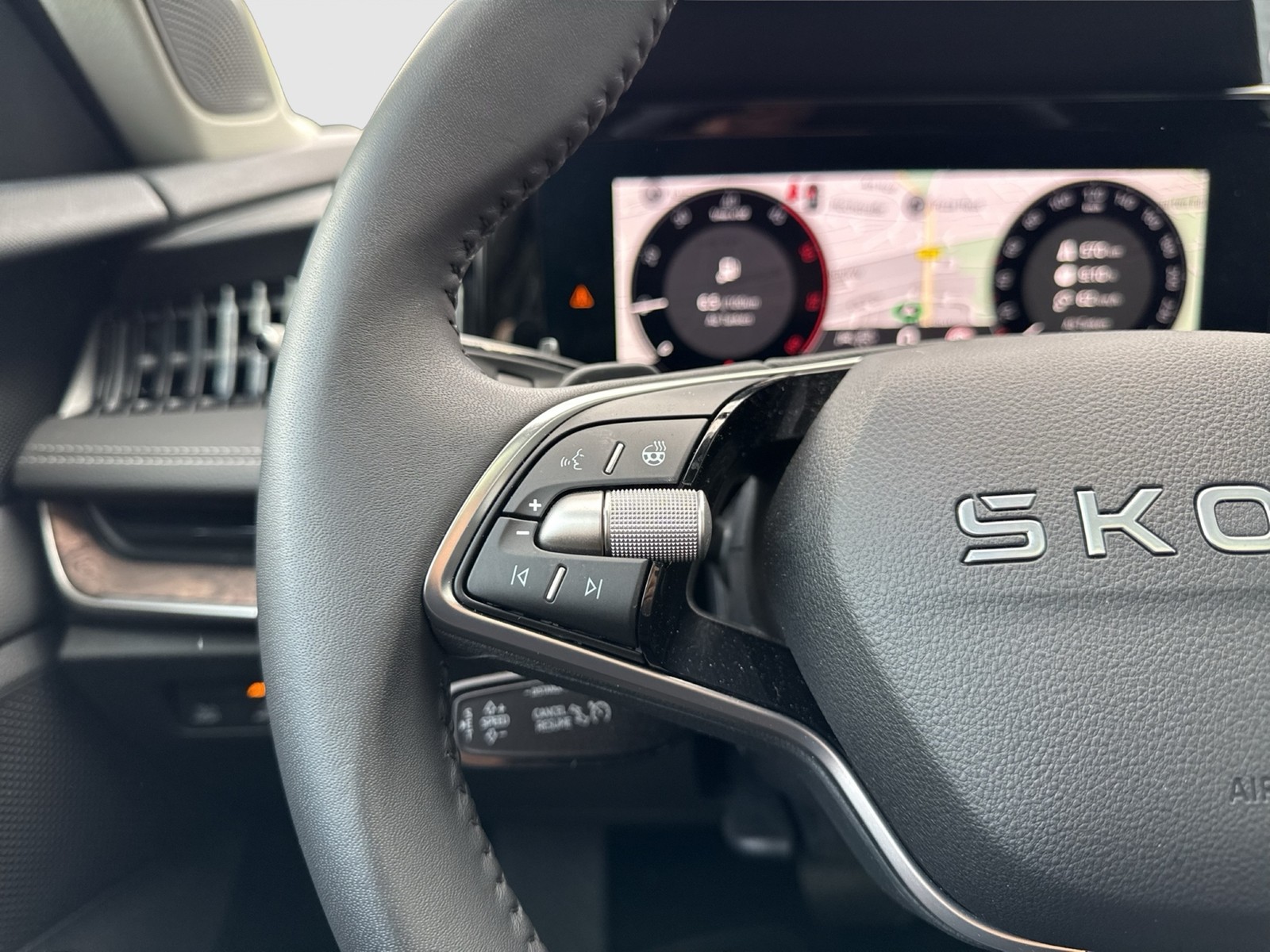Skoda Superb Combi 2.0 L&K LEDER PANO CANTON AHK CAM