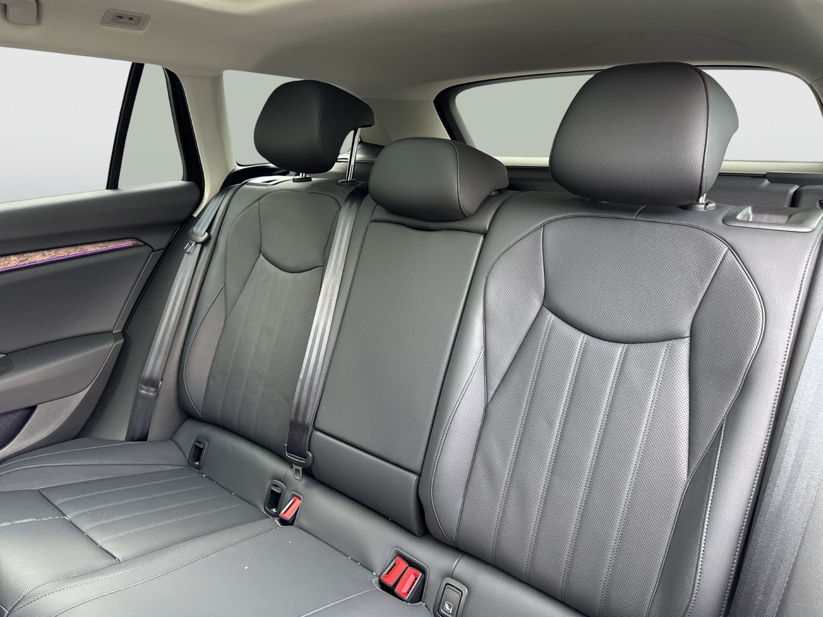 Skoda Superb Combi 2.0 L&K LEDER PANO CANTON AHK CAM