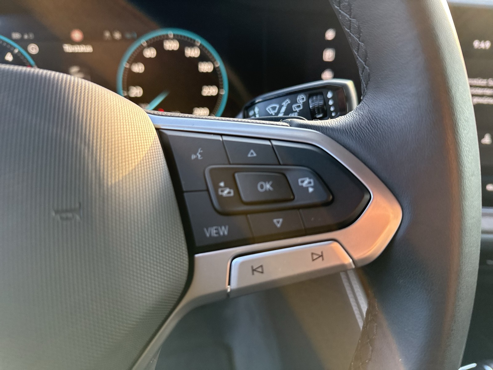 Volkswagen Touareg V6 ELEGANCE NEUESMODELL AHK CAM ACC LM19