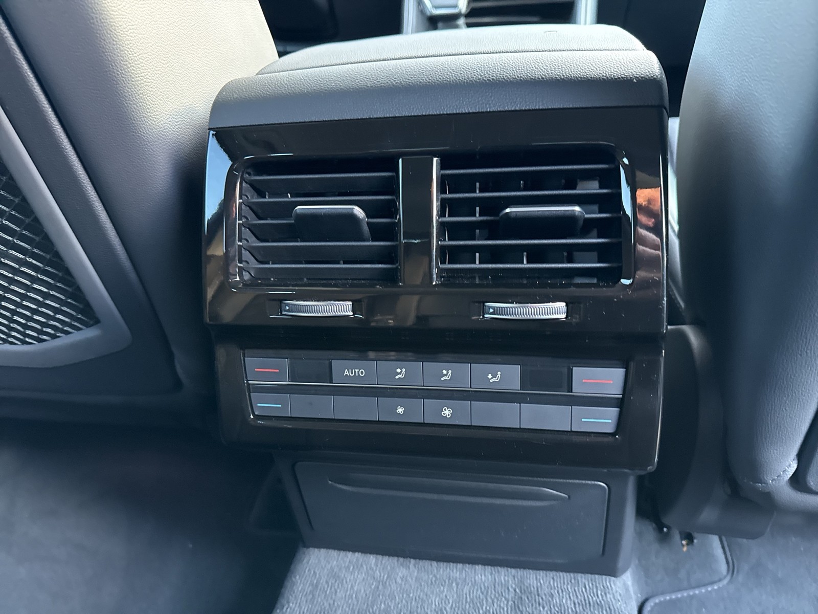 Volkswagen Touareg V6 ELEGANCE NEUESMODELL AHK CAM ACC LM19