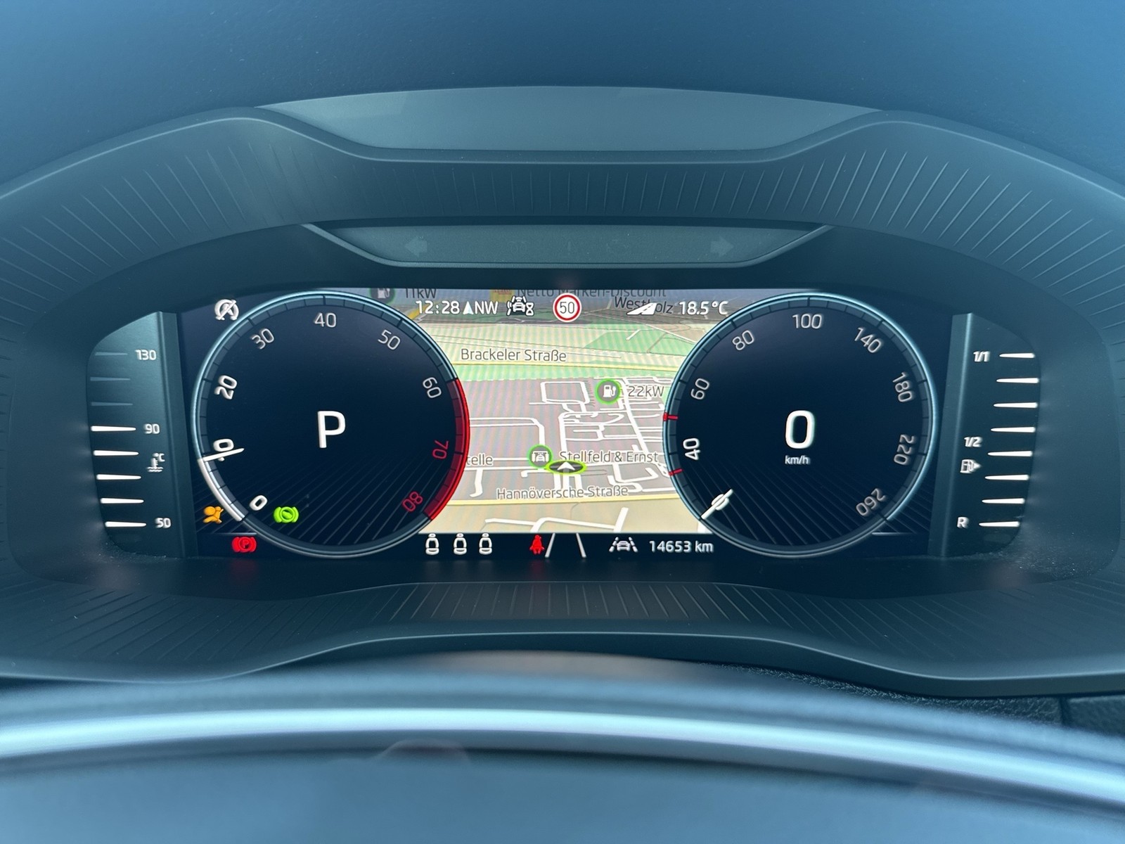 Skoda Karoq 1.5 TOUR PANO AHK 360°CAM ACC MATRIX NAVI