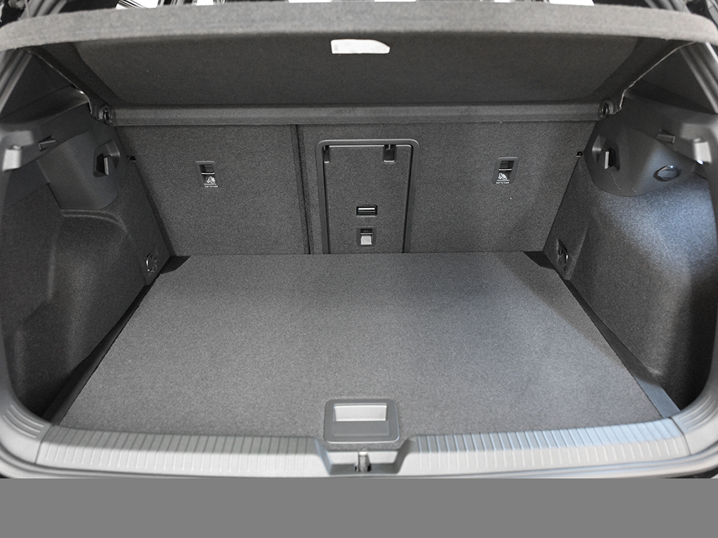 Volkswagen Golf VIII 1.5 eTSI R-LINE BLACK STYLE CAM LM18