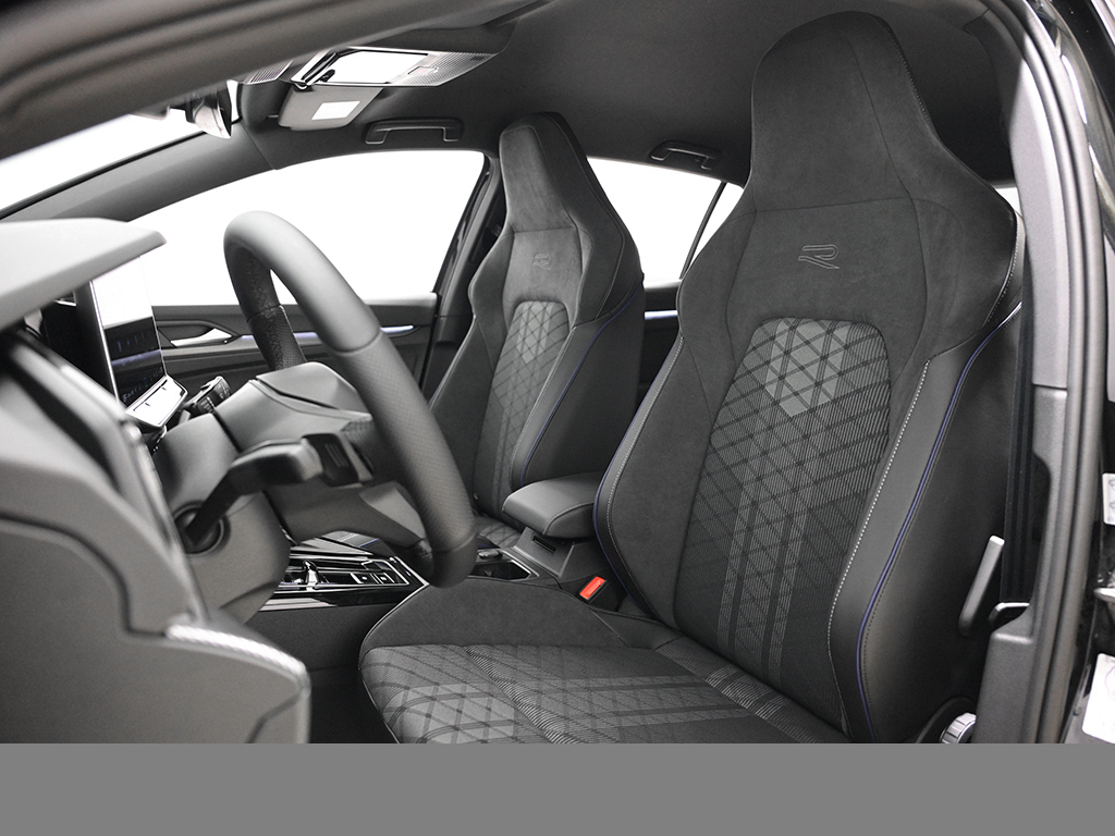 Volkswagen Golf VIII 1.5 eTSI R-LINE BLACK STYLE CAM LM18