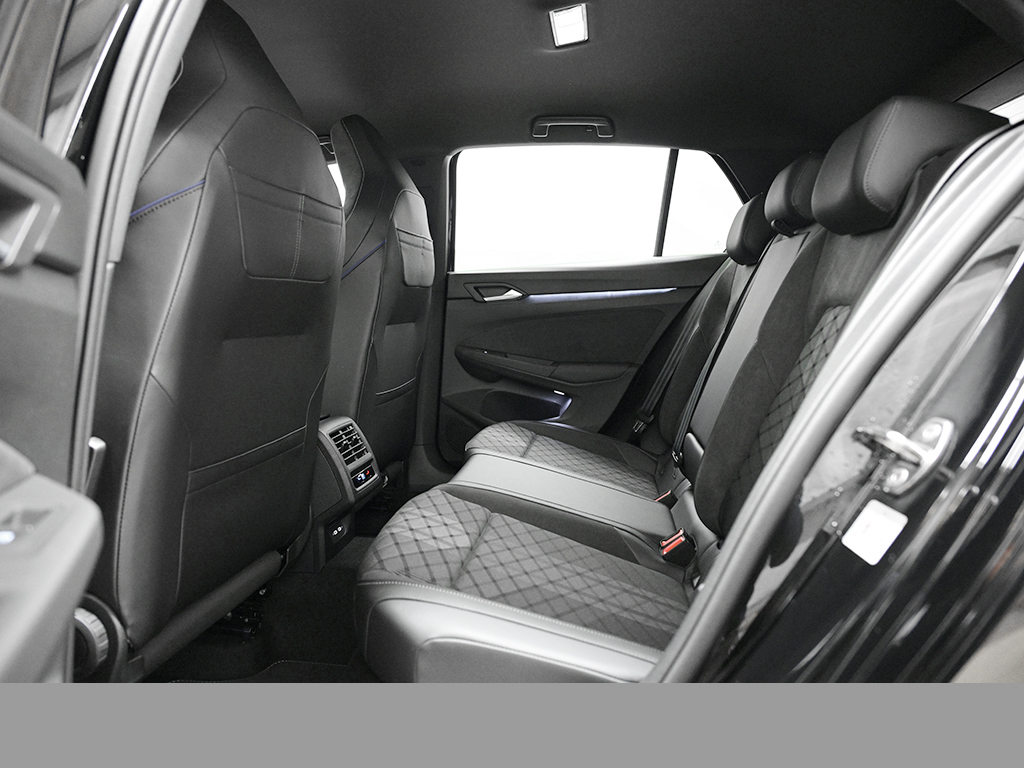 Volkswagen Golf VIII 1.5 eTSI R-LINE BLACK STYLE CAM LM18