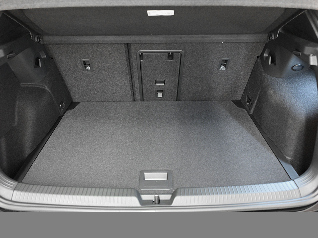 Volkswagen Golf VIII 1.5 eTSI R-LINE BLACK STYLE CAM LM18