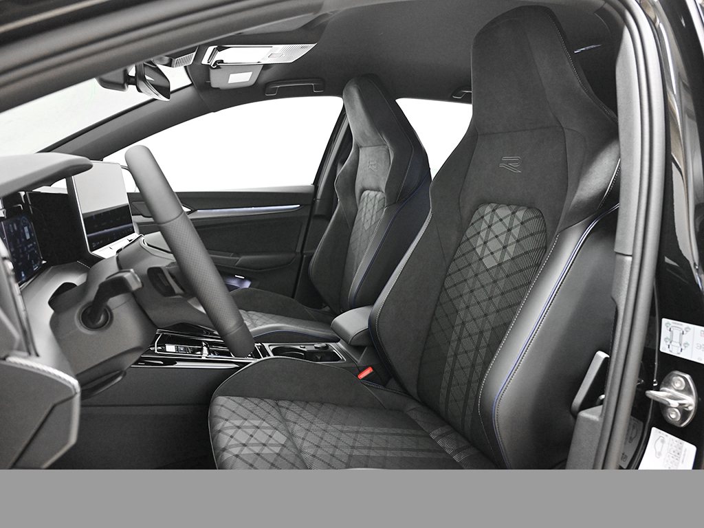 Volkswagen Golf VIII 1.5 eTSI R-LINE BLACK STYLE CAM LM18