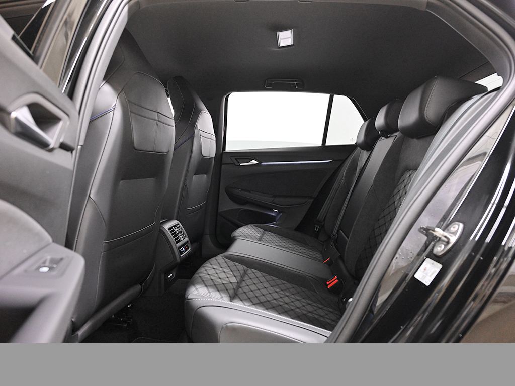 Volkswagen Golf VIII 1.5 eTSI R-LINE BLACK STYLE CAM LM18