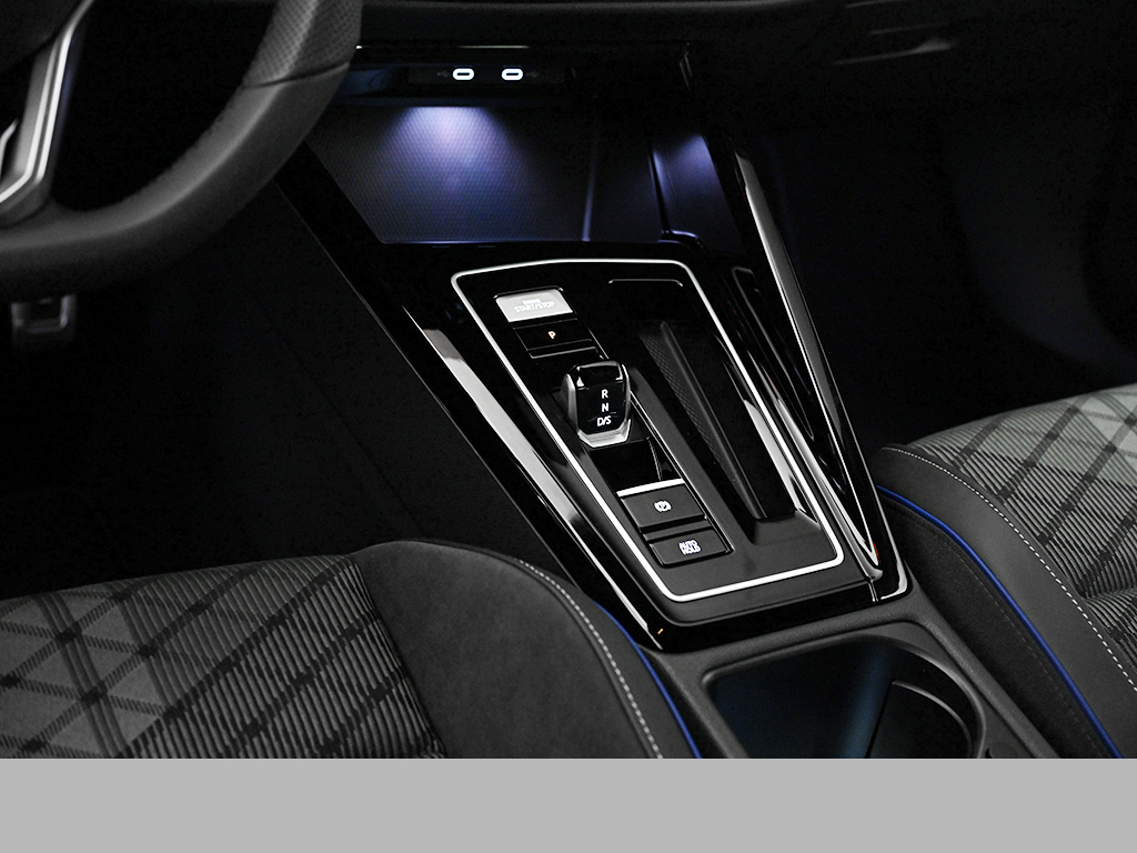 Volkswagen Golf VIII 1.5 eTSI R-LINE BLACK STYLE CAM LM18