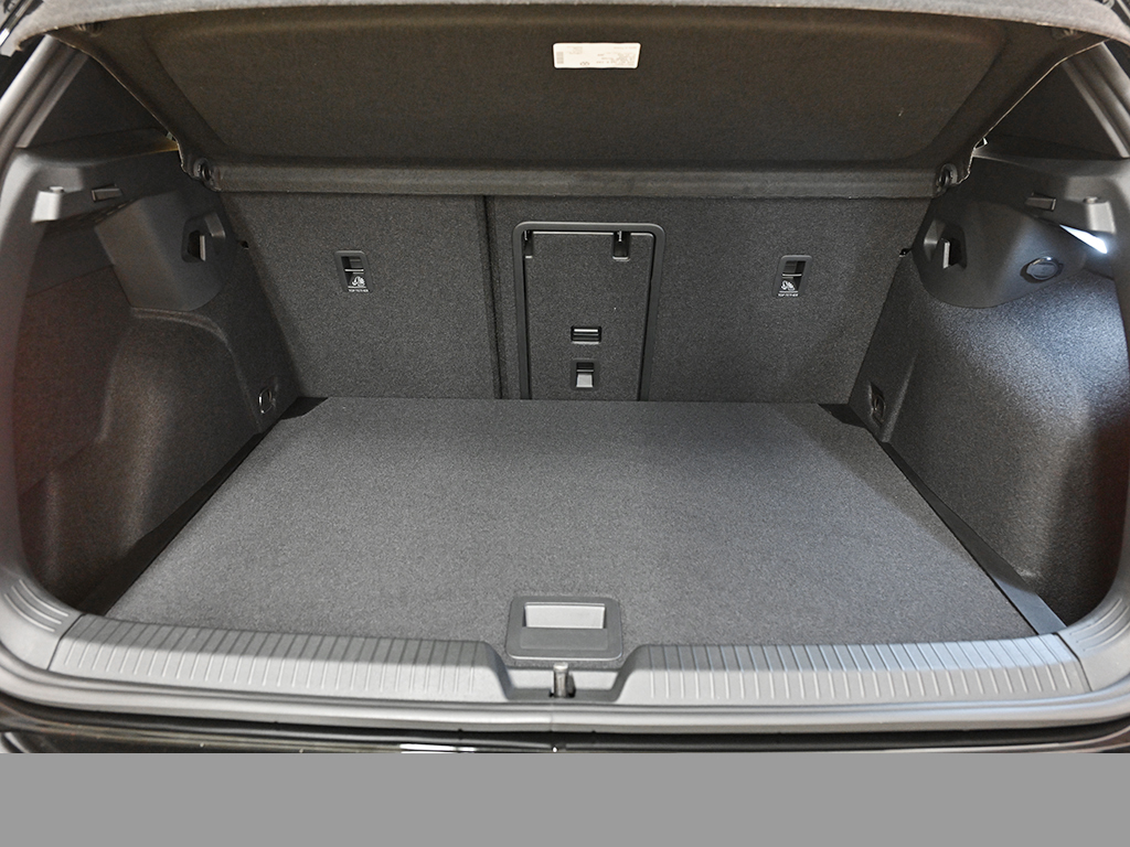 Volkswagen Golf VIII 1.5 eTSI R-LINE BLACK STYLE CAM LM18