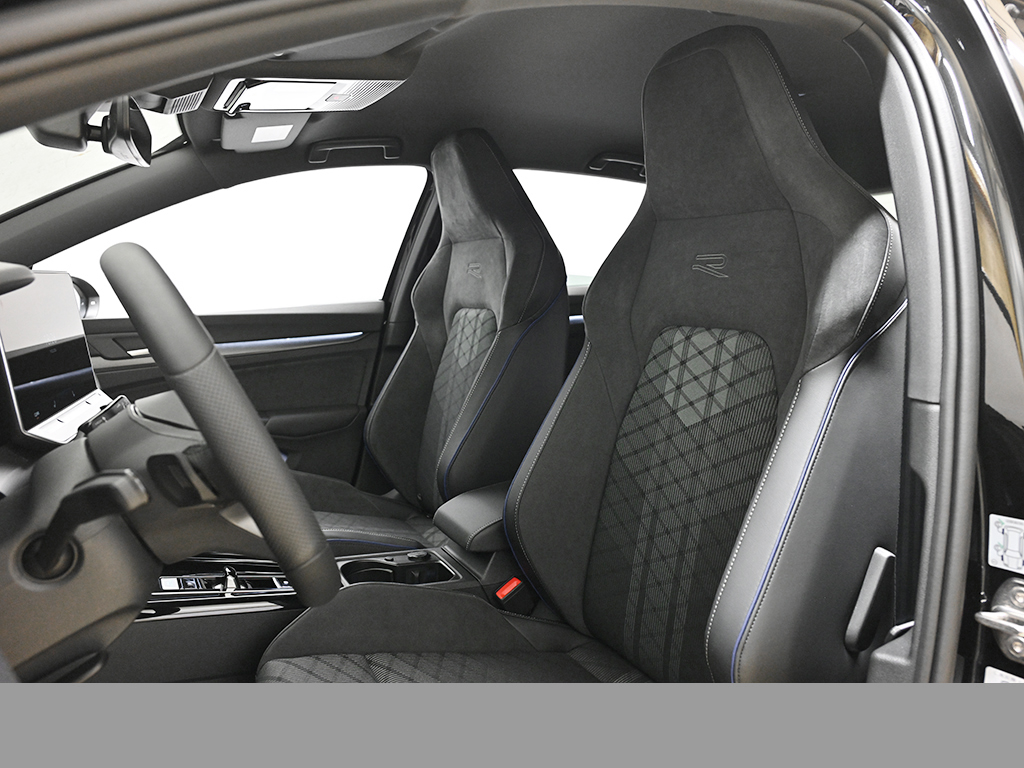 Volkswagen Golf VIII 1.5 eTSI R-LINE BLACK STYLE CAM LM18