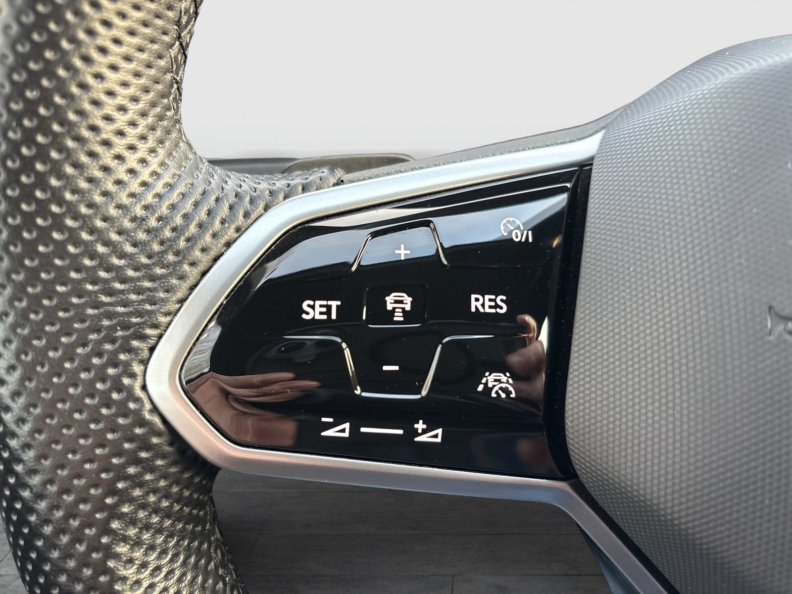 Volkswagen T-Roc 1.5 R-LINE BLACK STYLE BEATS AHK ACC LM19