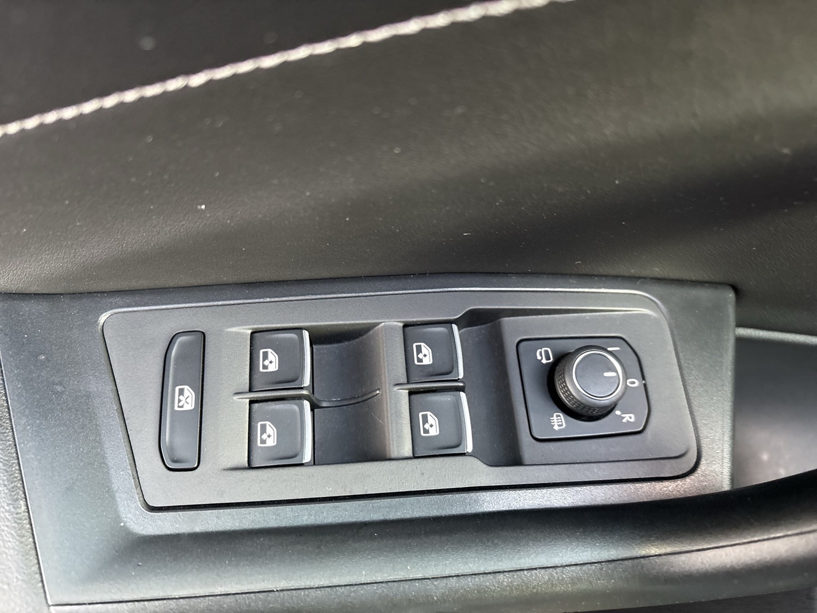 Volkswagen T-Roc 1.5 R-LINE BLACK STYLE BEATS AHK ACC LM19