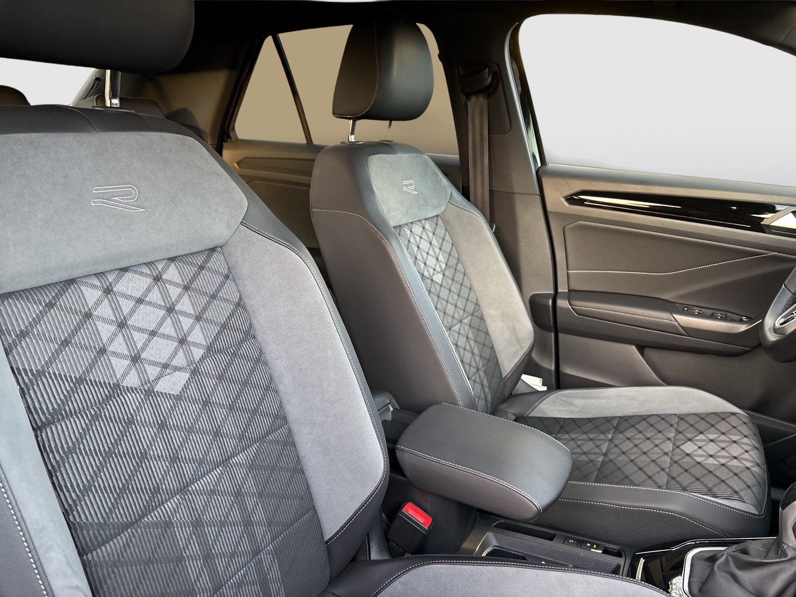 Volkswagen T-Roc 1.5 R-LINE BLACK STYLE BEATS AHK ACC LM19