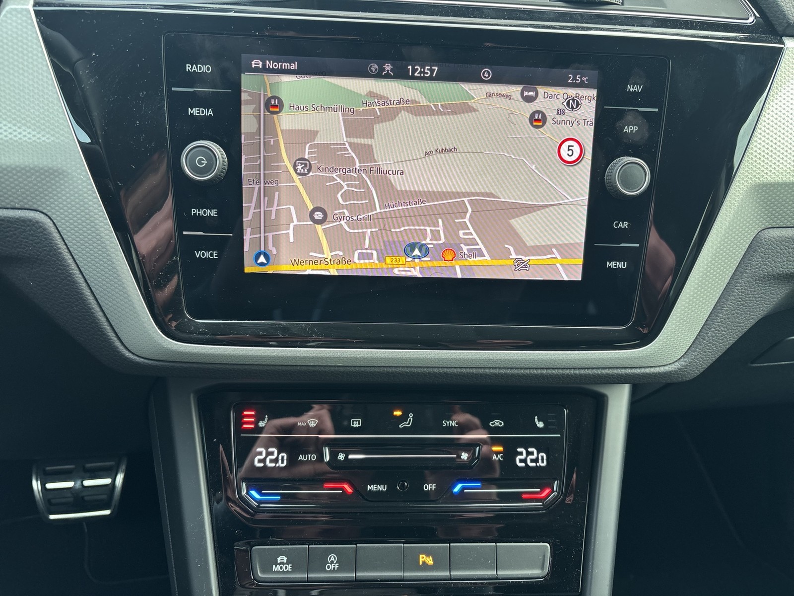 Volkswagen Touran 2.0 MOVE 7SITZE AHK ACC NAVI ALU SITZHEIZ