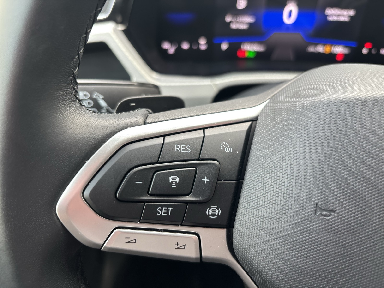 Volkswagen Touran 2.0 MOVE 7SITZE AHK ACC NAVI ALU SITZHEIZ