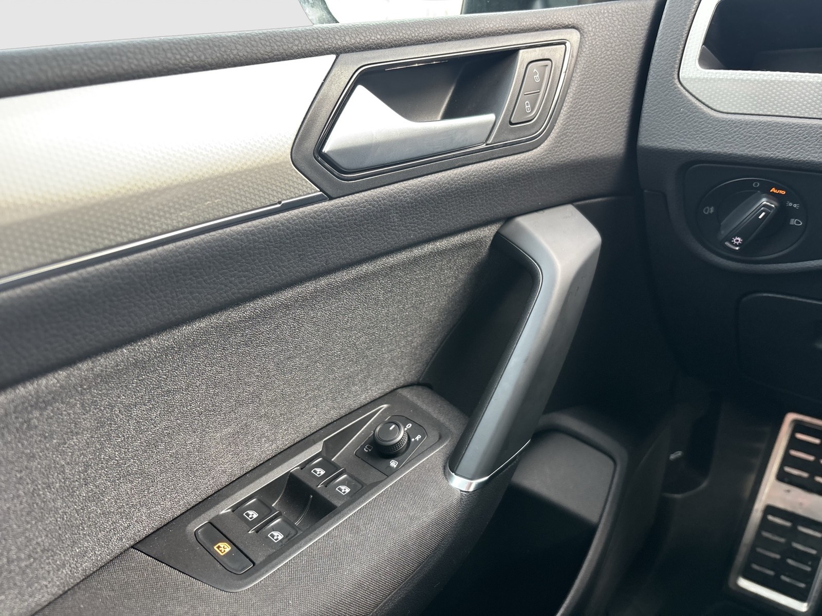 Volkswagen Touran 2.0 MOVE 7SITZE AHK ACC NAVI ALU SITZHEIZ