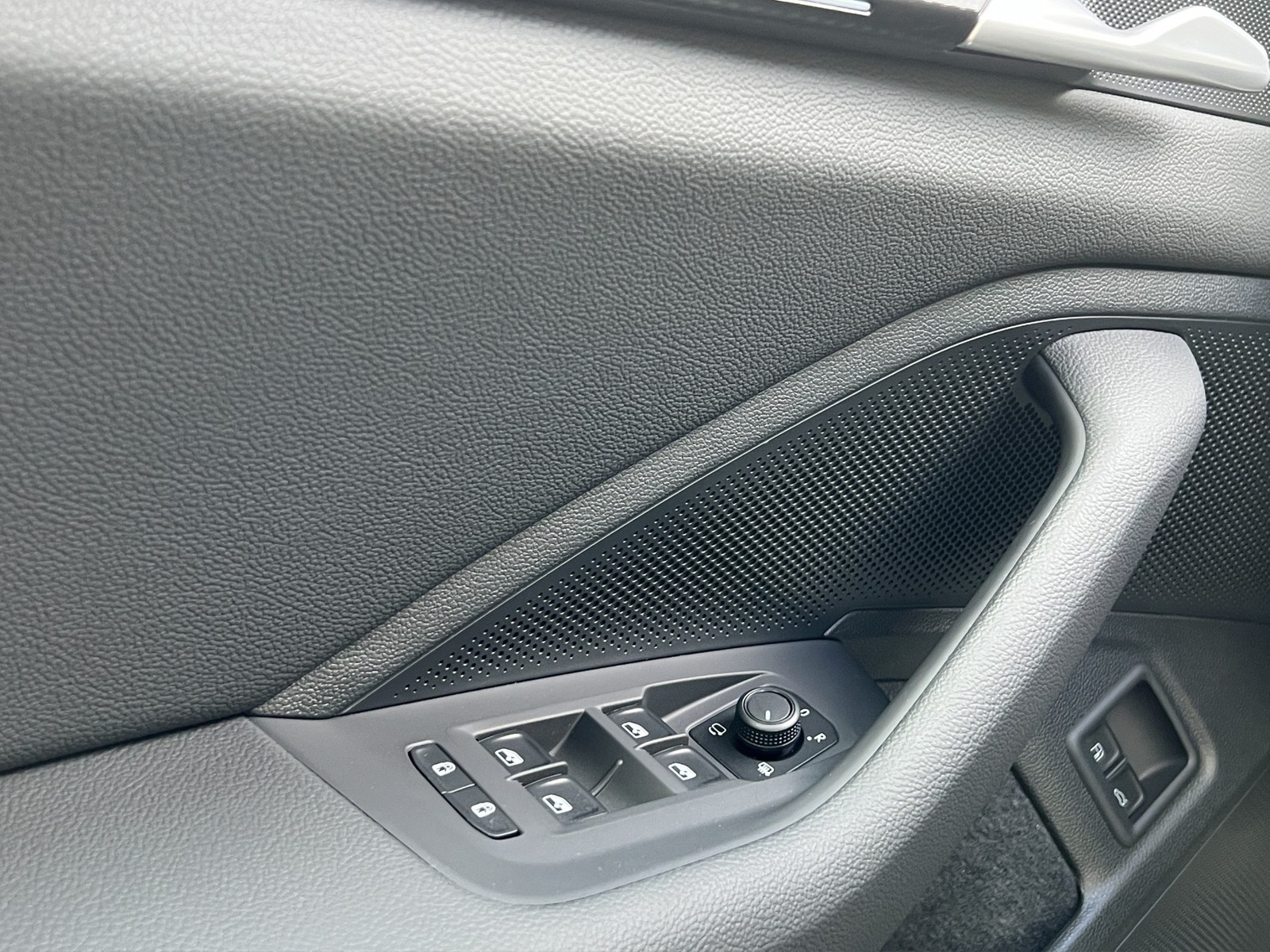 Skoda Superb Combi 1.5 iV SPORTLINE AHK 360°CAM LM19