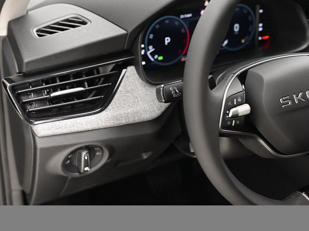 Skoda Kamiq 1.5 TOUR DSG AHK eKLAPPE NAVI CAM KEYLESS