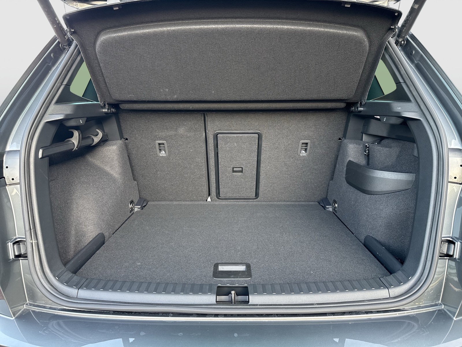 Skoda Karoq 1.5TSI DSG Sportline AHK ACC NAV RFK SHZ