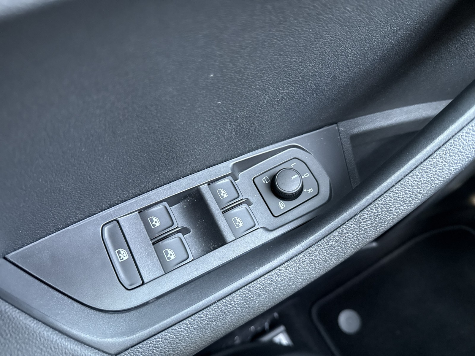 Skoda Karoq 1.5TSI DSG Sportline AHK ACC NAV RFK SHZ