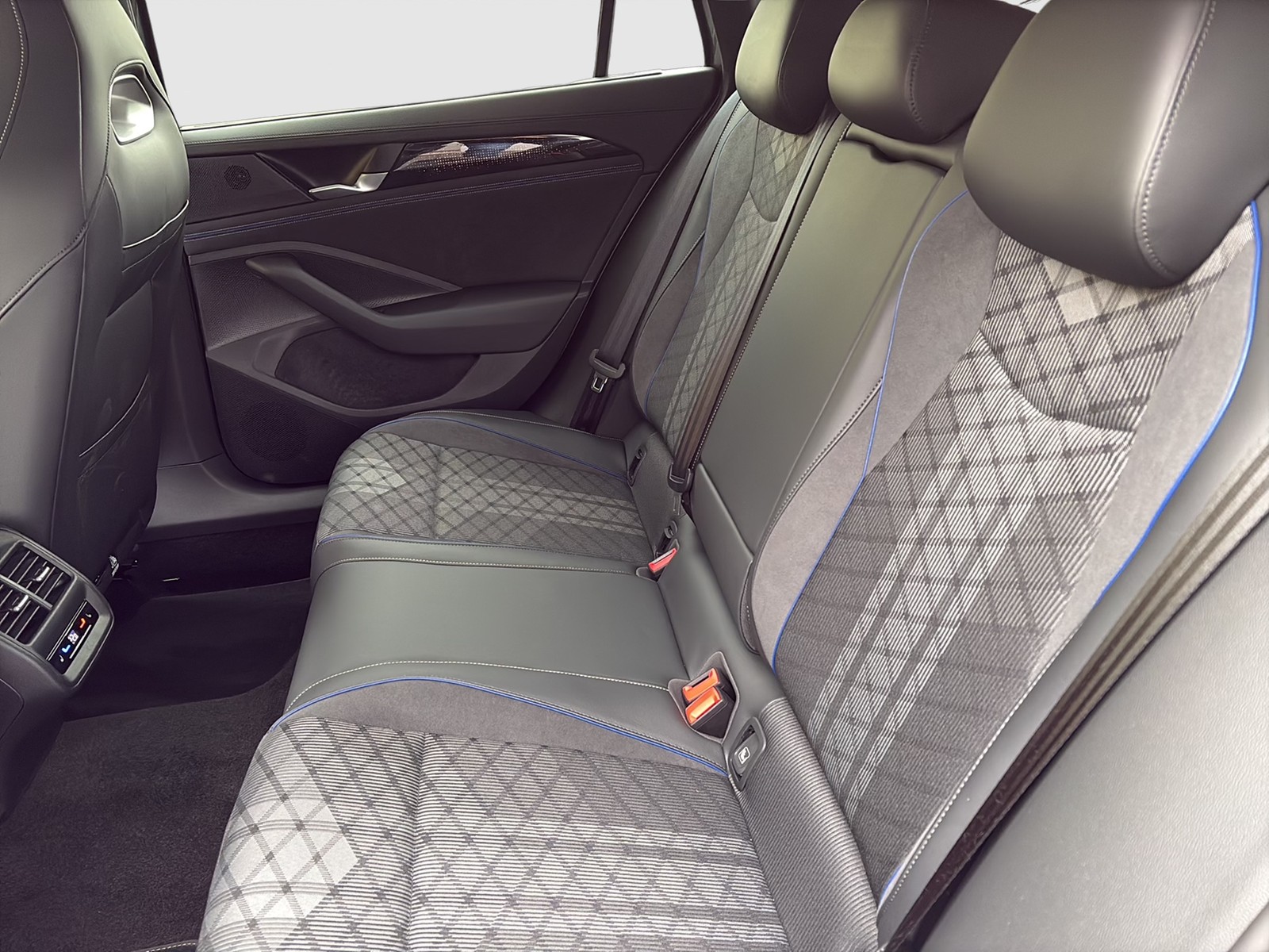 Volkswagen Passat Variant 2.0 R-LINE 4X4 NEUES MODELL PANO