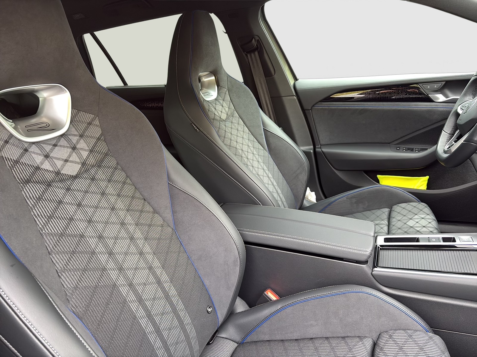 Volkswagen Passat Variant 2.0 R-LINE 4X4 NEUES MODELL PANO