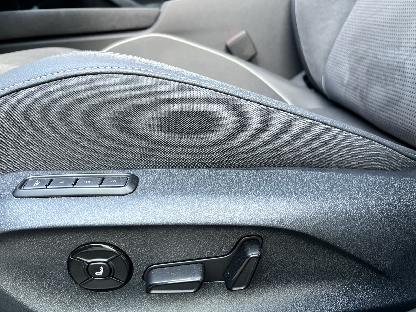 Skoda Superb Combi 2.0TDI DSG 4x4 Sportline AHK HuD PANO STANDHZG. CANTON NAV ACC 360GRAD