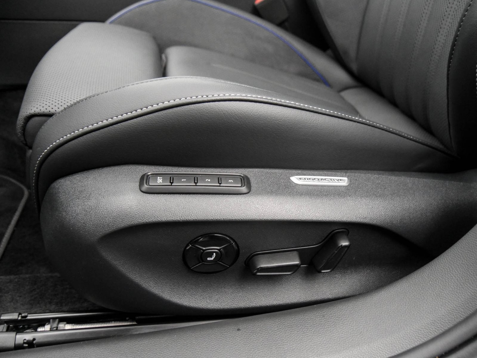 Volkswagen Passat Variant 2.0 R-LINE 4X4 NEUES MODELL LEDER