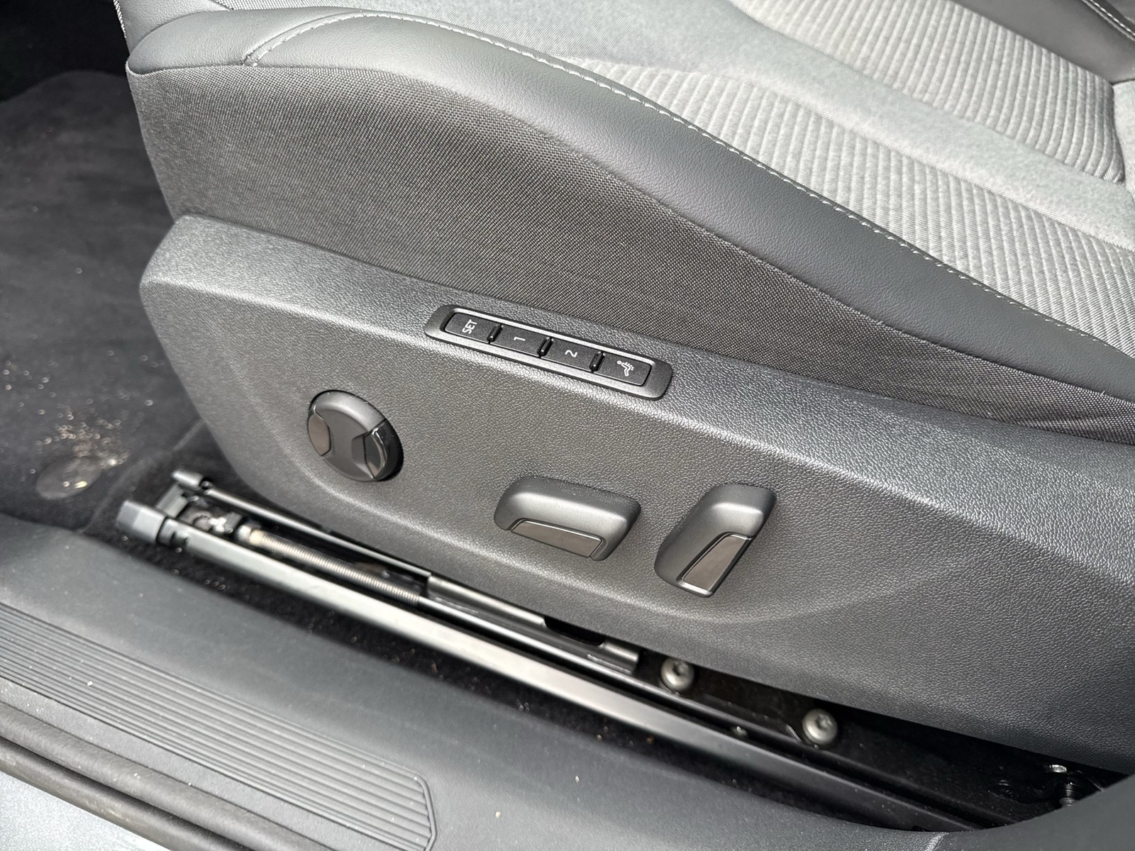 Skoda Enyaq 85 LOFT WÄRMEPUMPE PANO AHK CAM ACC LM20