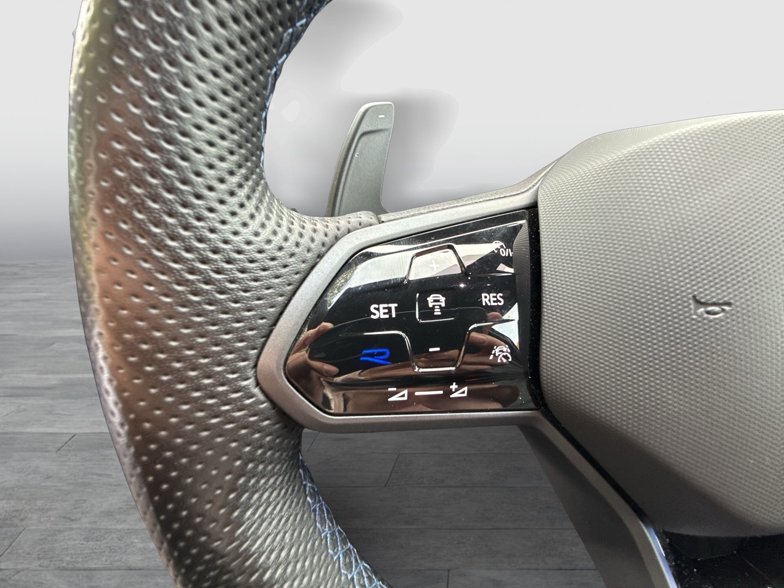 Volkswagen Tiguan 2.0 R 4X4 AKRAPOVIC LEDER PANO 360CAM 21Z