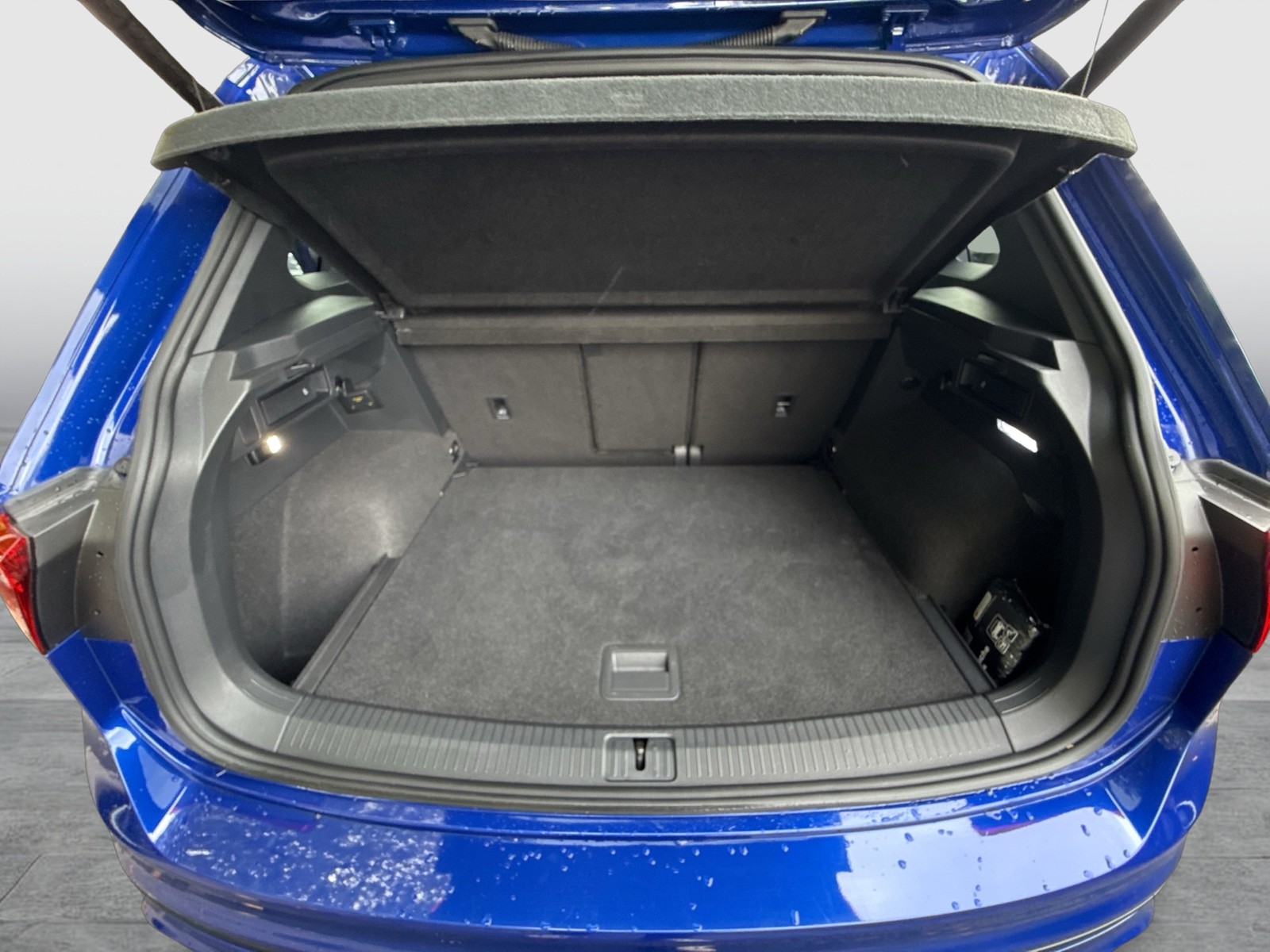 Volkswagen Tiguan 2.0 R 4X4 AKRAPOVIC LEDER PANO 360CAM 21Z