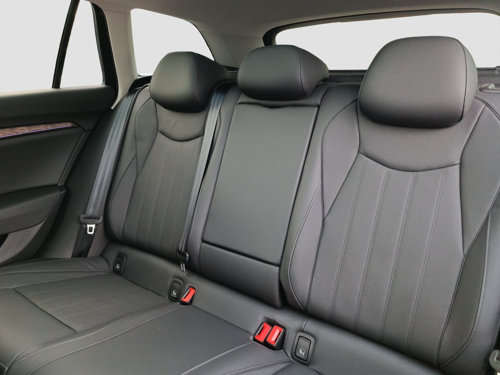 Skoda Superb Combi 1.5 L&K PANO HEAD-UP AHK ACC MATRIX