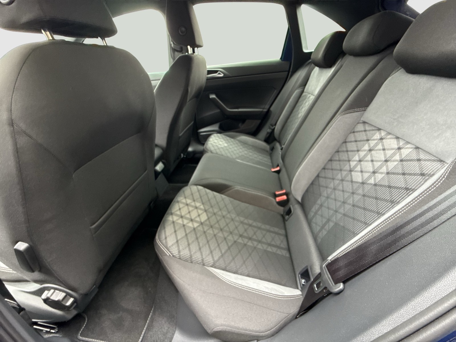 Volkswagen Taigo 1.0 R-LINE CAM ACC LM17 NAVI SITZHEIZUNG