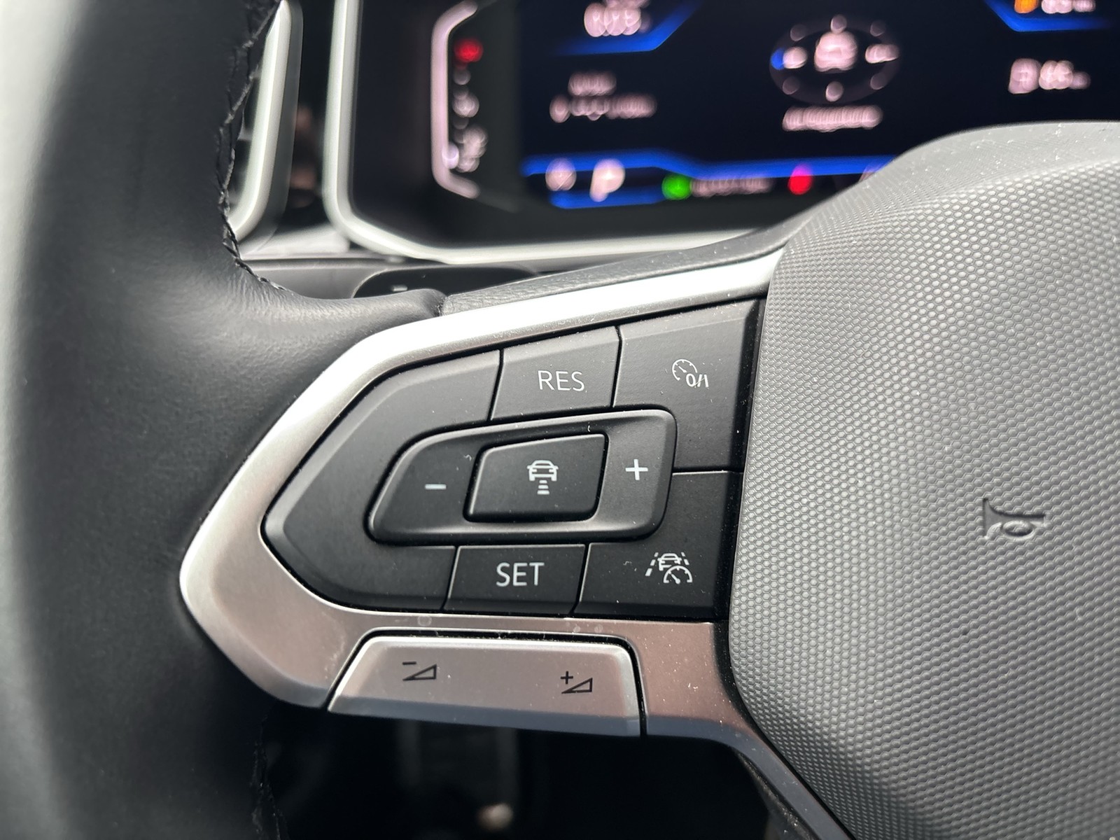 Volkswagen T-Roc 2.0 R-LINE 4X4 AHK CAM ACC LM17 NAVI