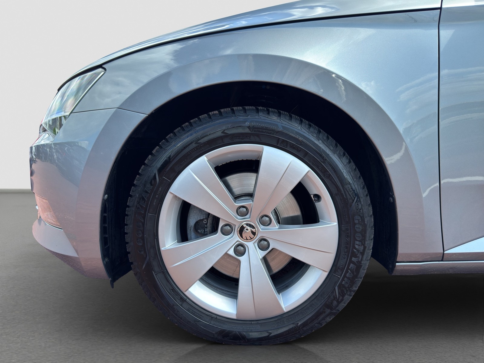 Skoda Superb Combi 2.0 STYLE CAM ACC eKLAPPE NAVI ALU