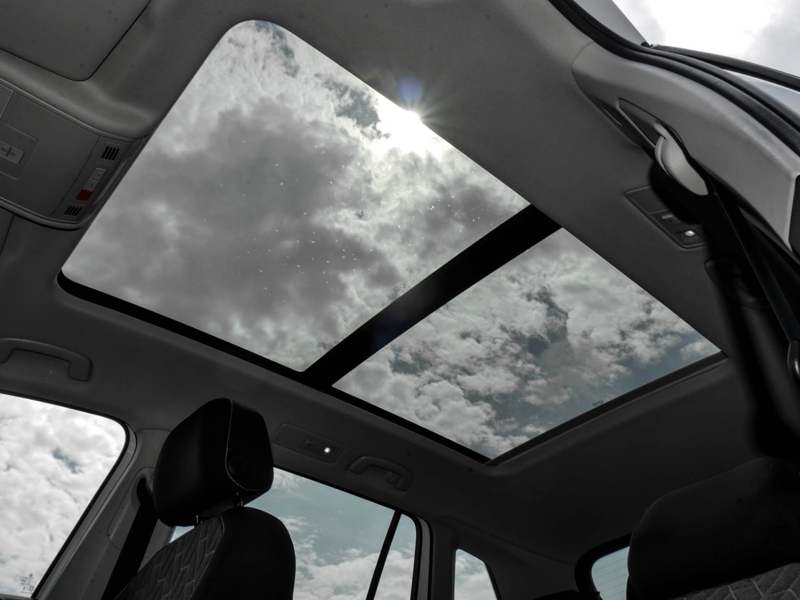 Volkswagen Tiguan 2.0 MOVE PANO AHK CAM LM17 NAVI SITZHEIZ.