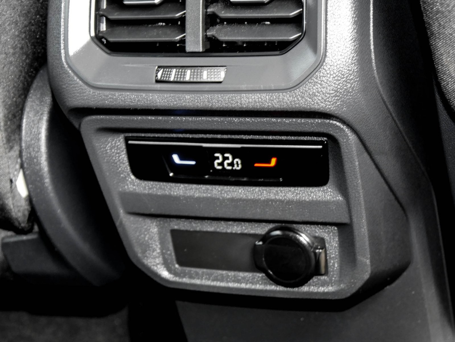 Volkswagen Tiguan 2.0 MOVE PANO AHK CAM LM17 NAVI SITZHEIZ.