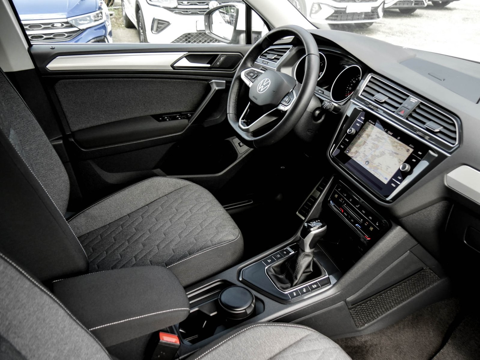 Volkswagen Tiguan 2.0 MOVE PANO AHK CAM LM17 NAVI SITZHEIZ.