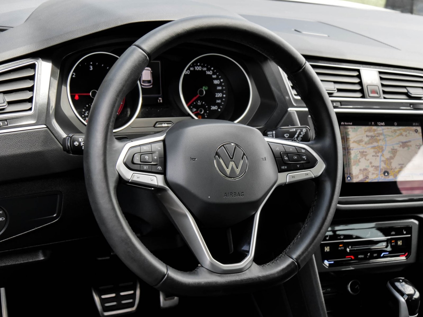 Volkswagen Tiguan 2.0 MOVE PANO AHK CAM LM17 NAVI SITZHEIZ.