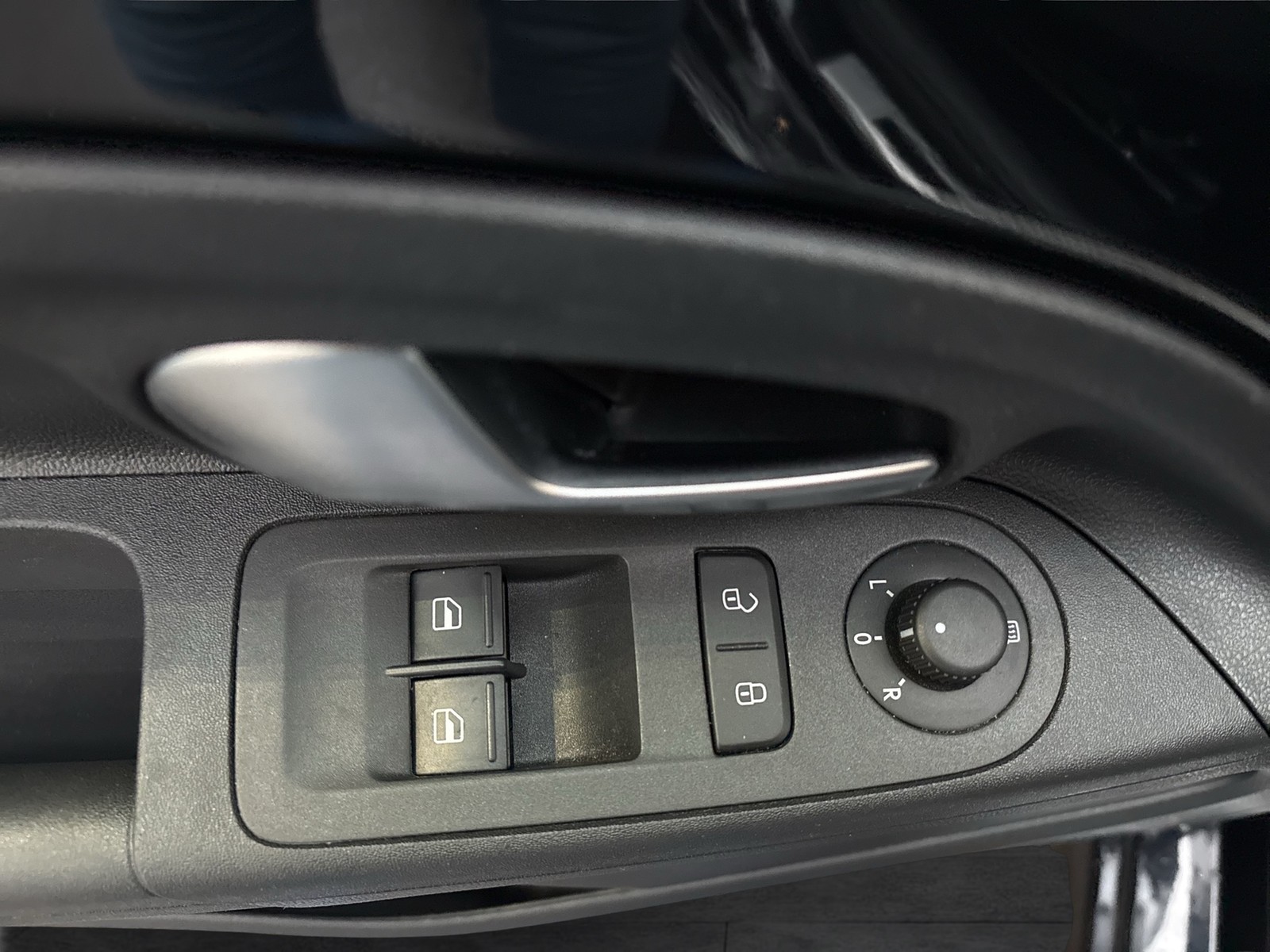 Volkswagen up! 1.0 ACTIVE 4TÜREN KAMERA ALU16 SITZHEIZ EINPARKH