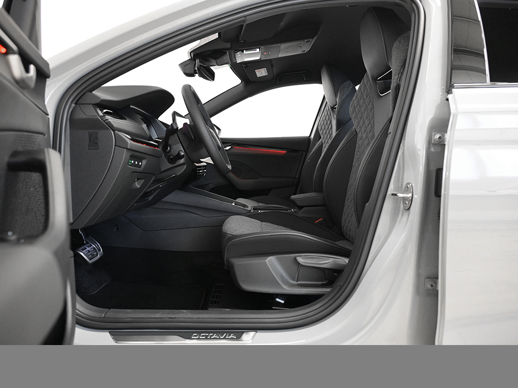 Skoda Octavia Combi 1.5TSI DSG Sportline AHK HuD ACC NAV PLA 360GRAD
