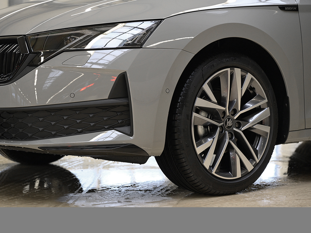 Skoda Octavia Combi 1.5TSI DSG Sportline AHK HuD ACC NAV PLA 360GRAD