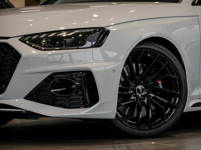 Audi RS 4 Avant Qu. ESSENTIALS PANO B&O NAPPA SPORTABGAS