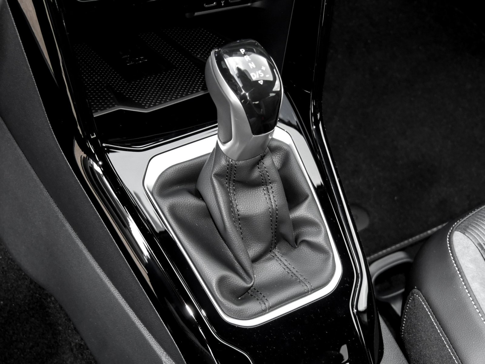 Volkswagen T-Roc Cabrio 1.5 R-LINE DSG BLACKSTYLE AHK LM19