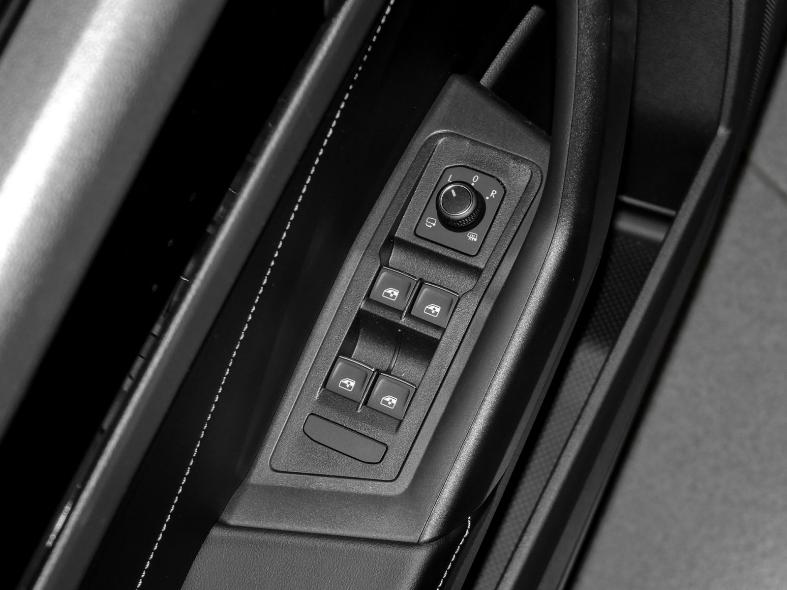 Volkswagen T-Roc Cabrio 1.5 R-LINE DSG BLACKSTYLE AHK LM19