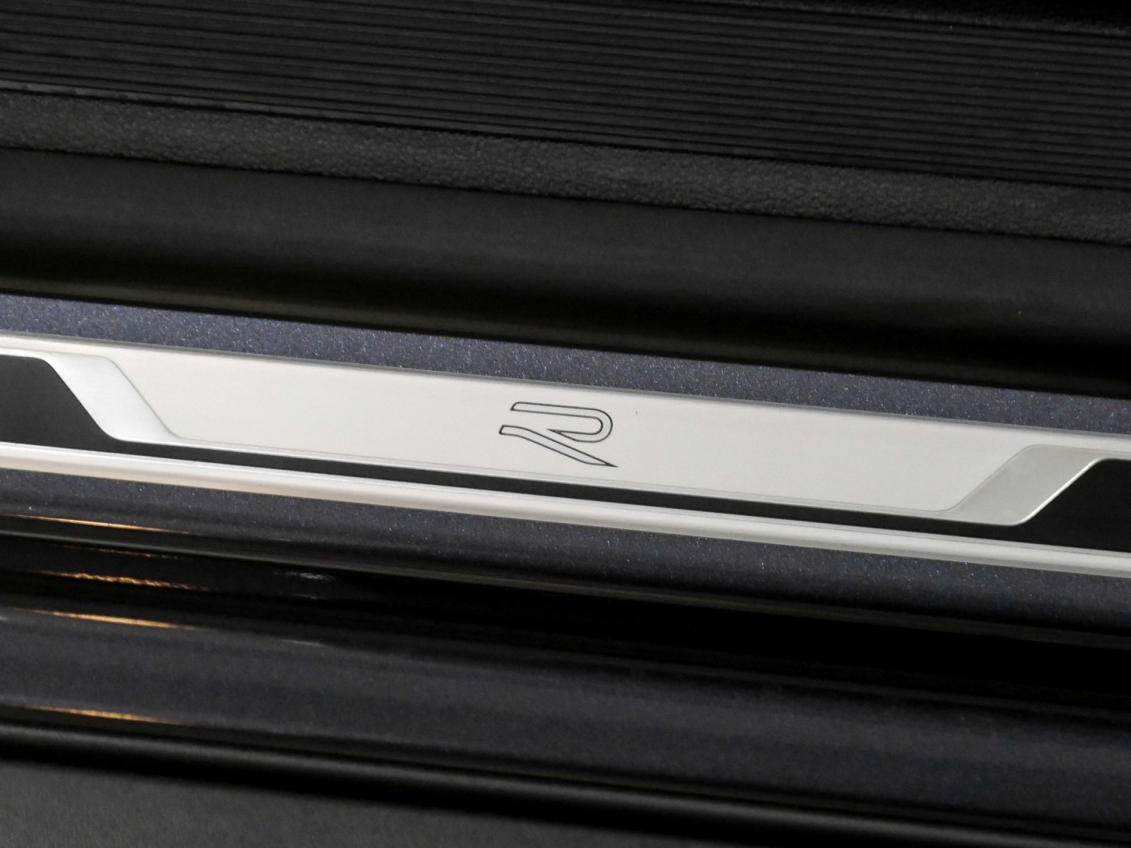 Volkswagen T-Roc Cabrio 1.5 R-LINE DSG BLACKSTYLE AHK LM19