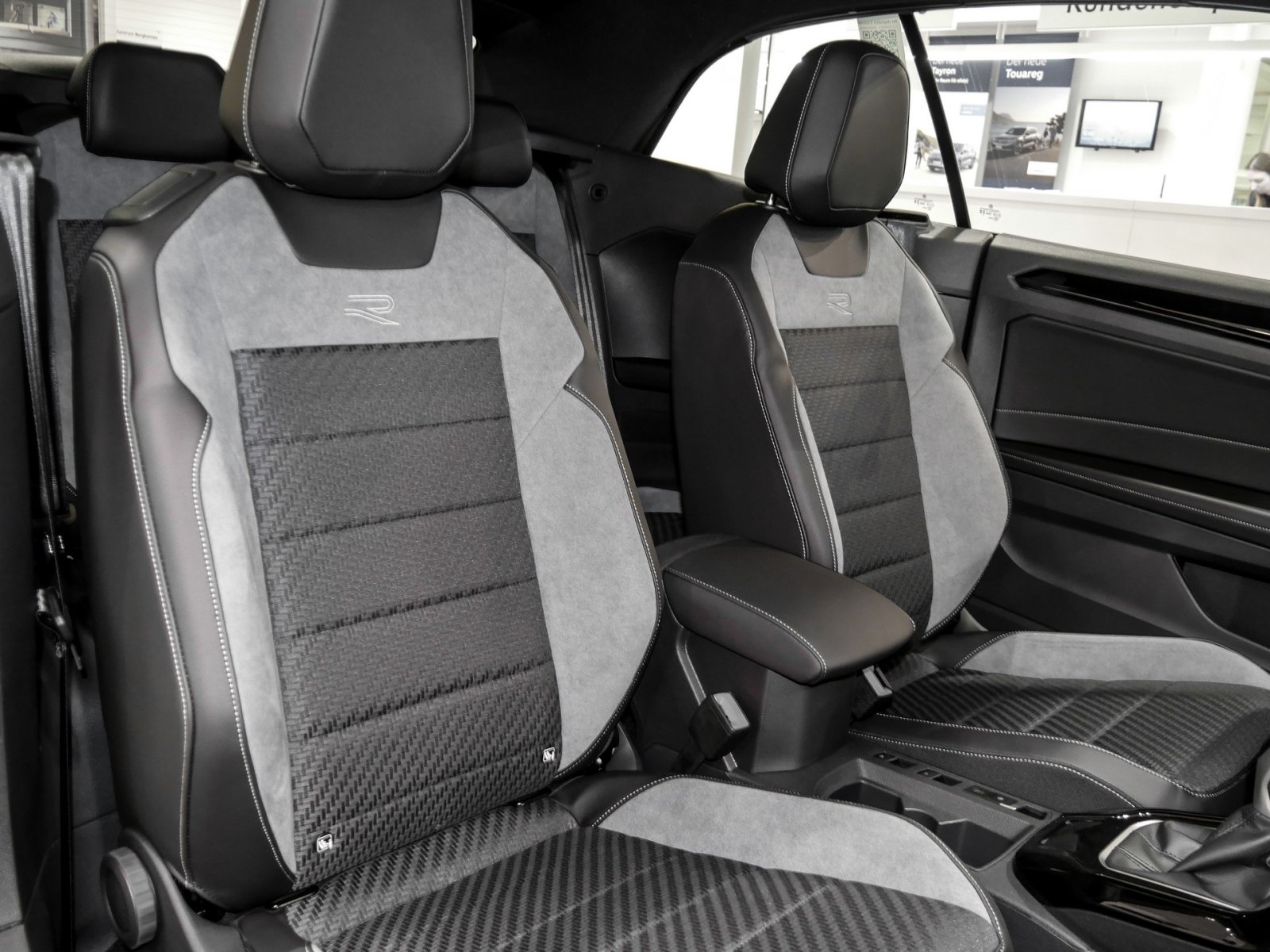 Volkswagen T-Roc Cabrio 1.5 R-LINE DSG BLACKSTYLE AHK LM19