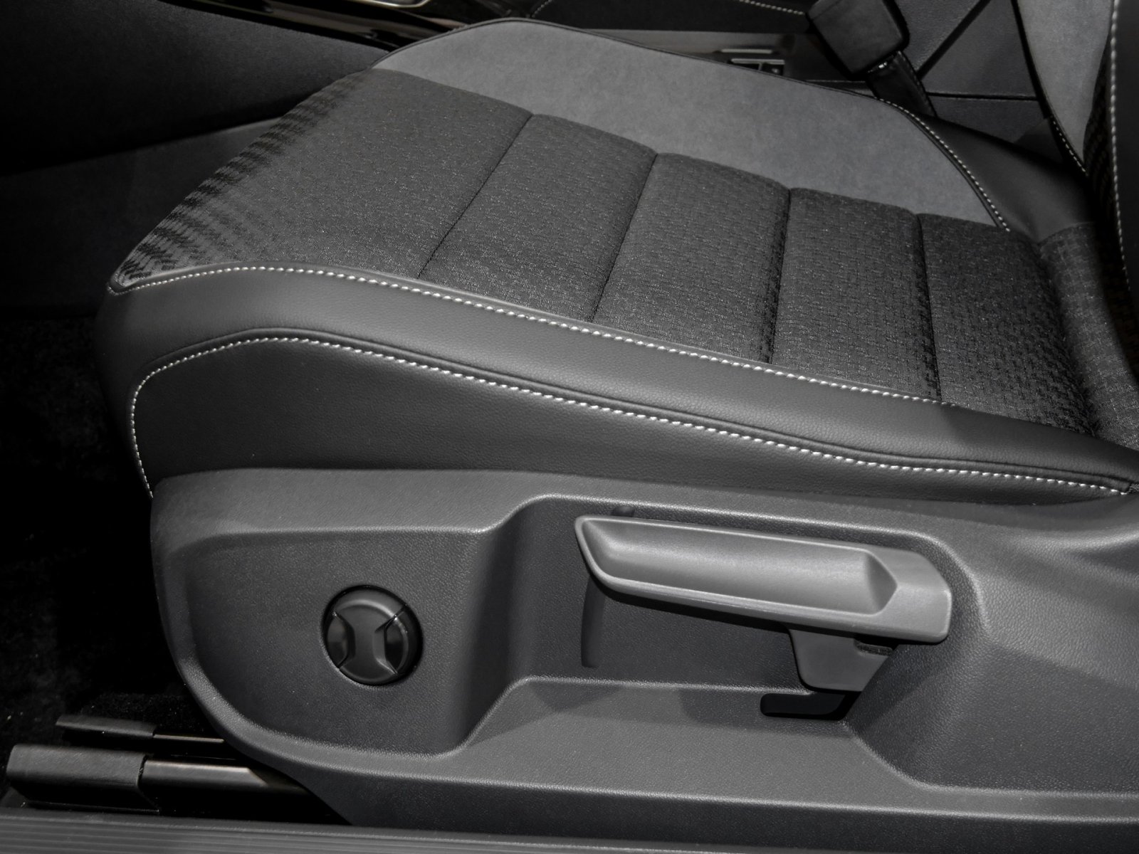 Volkswagen T-Roc Cabrio 1.5 R-LINE DSG BLACKSTYLE CAM LM19