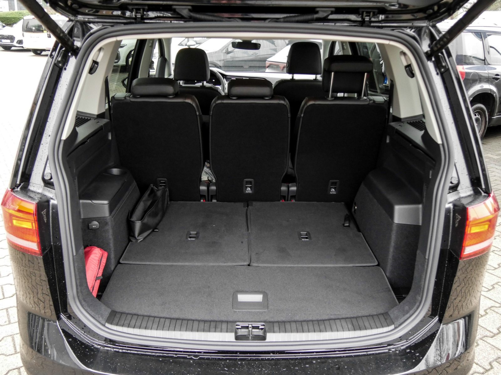 Volkswagen Touran Taxi 2.0 TDI DSG in schwarz TAXI DSG Black Edition